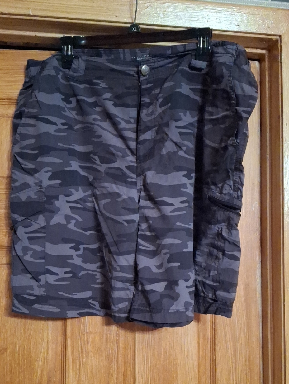 Columbia Men's Gray & Black Camo Cargo Shorts